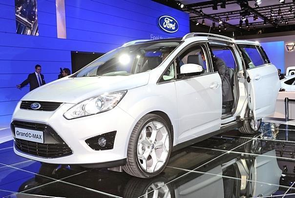 Ford präsentiert nicht nur seinen C-MAX, sondern brachte auch die für den US-Markt entwickelte Grand-Variante mit nach Frankfurt. Foto: auto-reporter.net 